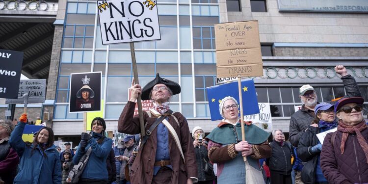 «Δεν υπάρχει βασιλιάς στην Αμερική»: Χιλιάδες στους δρόμους κατά του Τραμπ