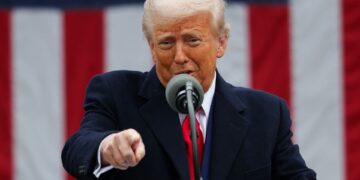 Τραμπ: «Η πολιτική μου δεν θα αλλάξει ποτέ – Τώρα είναι η στιγμή να γίνετε πλούσιοι»