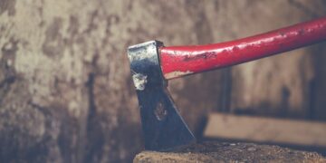 Ανήλικοι κατήγγειλαν πως δέχθηκαν επίθεση με τσεκούρι από άγνωστο άνδρα