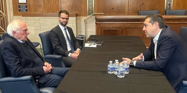 Συνάντηση Τσίπρα με τον Μπέρνι Σάντερς – «Μιλήσαμε για τη δημοκρατία και τη δικαιοσύνη»