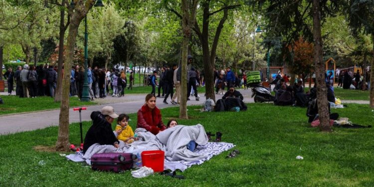 Σεισμός στην Τουρκία: Δύσκολη νύχτα για τους κατοίκους της Κωνσταντινούπολης