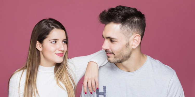 Τα 7 σημάδια που δείχνουν ότι ένας άνδρας είναι συναισθηματικά δεμένος μαζί σας, αλλά φοβάται να το δείξει