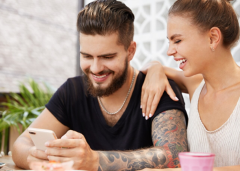 Τα 9 χαρακτηριστικά των ανδρών που είναι πιο πιθανό να απατήσουν τις συντρόφους τους στον χώρο της δουλειάς