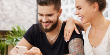 Τα 9 χαρακτηριστικά των ανδρών που είναι πιο πιθανό να απατήσουν τις συντρόφους τους στον χώρο της δουλειάς