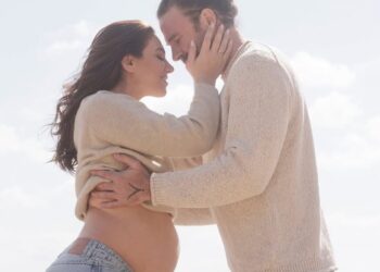 Η φωτογραφία με τη φουσκωμένη κοιλίτσα στην παραλία