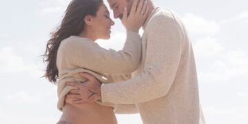 Η φωτογραφία με τη φουσκωμένη κοιλίτσα στην παραλία