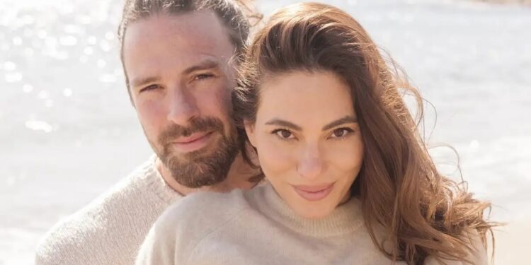 Απαθανατίζει την Ευρυδίκη Βαλαβάνη να χαϊδεύει την φουσκωμένη της κοιλίτσα