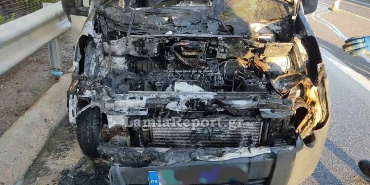 Φθιώτιδα: Βανάκι τυλίχθηκε στις φλόγες στην Εθνική Οδό Αθηνών – Λαμίας