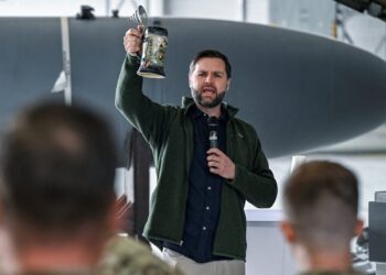 Σερβίρει μπύρες σε στρατιώτες της βάσης Ράμσταϊν στη Γερμανία (βίντεο)