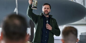 Σερβίρει μπύρες σε στρατιώτες της βάσης Ράμσταϊν στη Γερμανία (βίντεο)