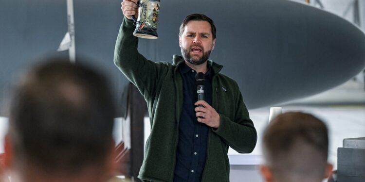 Σερβίρει μπύρες σε στρατιώτες της βάσης Ράμσταϊν στη Γερμανία (βίντεο)