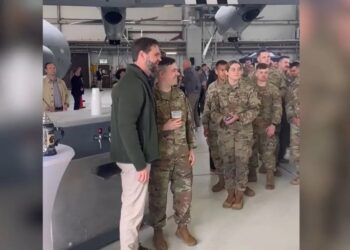 Τζέι Ντι Βανς: Ο αντιπρόεδρος των ΗΠΑ σέρβιρε μπύρα σε Αμερικανούς στρατιώτες στην Γερμανία