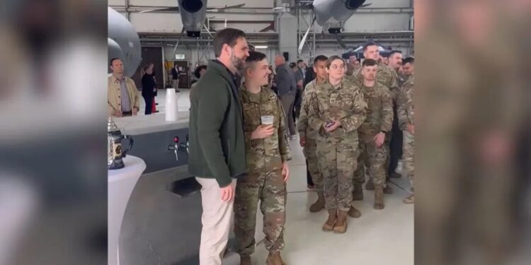 Τζέι Ντι Βανς: Ο αντιπρόεδρος των ΗΠΑ σέρβιρε μπύρα σε Αμερικανούς στρατιώτες στην Γερμανία