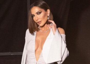 Στέλνει το δικό της μήνυμα για «Καλό Πάσχα» από παραλία της Κρήτης