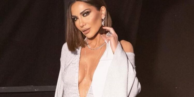 Στέλνει το δικό της μήνυμα για «Καλό Πάσχα» από παραλία της Κρήτης