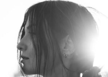 Μάγδα Βαρούχα και Pink Noisy έδωσαν νέα πνοή στο διαχρονικό τραγούδι «Μεσοπέλαγα αρμενίζω»