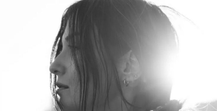 Μάγδα Βαρούχα και Pink Noisy έδωσαν νέα πνοή στο διαχρονικό τραγούδι «Μεσοπέλαγα αρμενίζω»