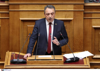 Κάποιοι εδώ μέσα έχουν μια αγοραία συμπεριφορά που προσβάλει το κοινοβούλιο και τη δημοκρατία