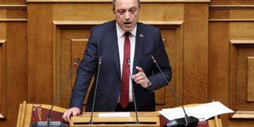 Κάποιοι εδώ μέσα έχουν μια αγοραία συμπεριφορά που προσβάλει το κοινοβούλιο και τη δημοκρατία