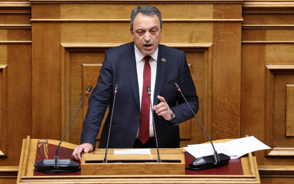 Κάποιοι εδώ μέσα έχουν μια αγοραία συμπεριφορά που προσβάλει το κοινοβούλιο και τη δημοκρατία