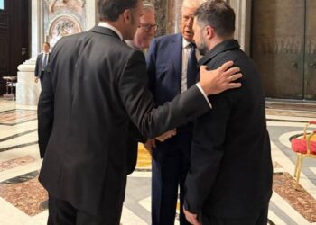 To «πηγαδάκι» Τραμπ, Ζελένσκι, Μακρόν και Στάρμερ στο περιθώριο της κηδείας του Πάπα Φραγκίσκου