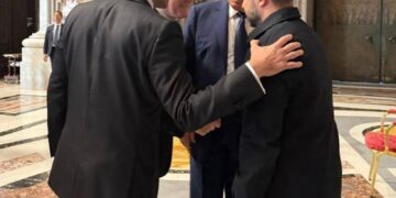 To «πηγαδάκι» Τραμπ, Ζελένσκι, Μακρόν και Στάρμερ στο περιθώριο της κηδείας του Πάπα Φραγκίσκου