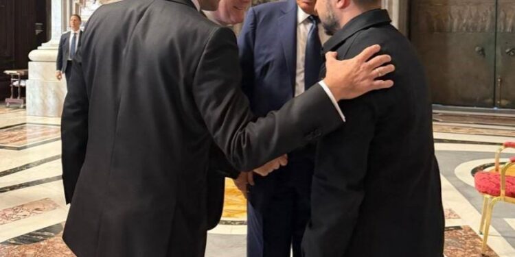 To «πηγαδάκι» Τραμπ, Ζελένσκι, Μακρόν και Στάρμερ στο περιθώριο της κηδείας του Πάπα Φραγκίσκου