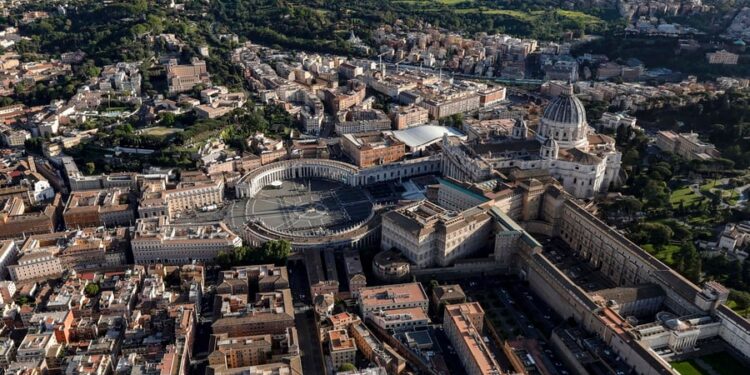 Βασιλείς και «καταφρονεμένοι» στη Ρώμη για το τελευταίο αντίο στον Πάπα Φραγκίσκο