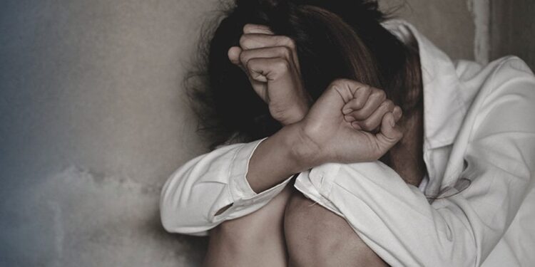 Μητέρα κατήγγειλε ασέλγεια σε βάρος της ανήλικης κόρης της από 20χρονο 