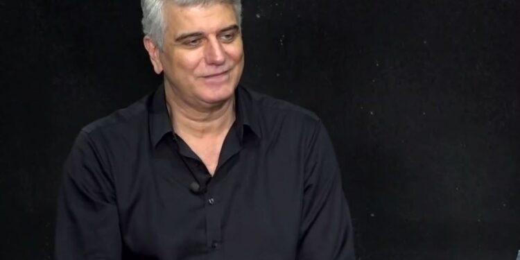 Επιστρέφει σε νέα σειρά μυθοπλασίας