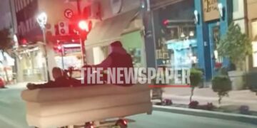Βόλος: Έβαλαν καναπέ… πάνω σε πατίνια και έκαναν «βόλτα» στους δρόμους