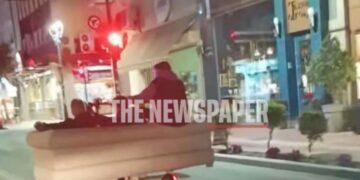 Εισαγγελική παρέμβαση για την επικίνδυνη βόλτα με καναπέ πάνω σε ηλεκτρικά πατίνια