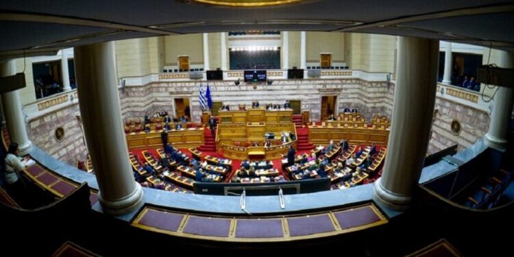 Να τραβήξουν φωτογραφία την δικογραφία επιχείρησαν δύο βουλευτές της αντιπολίτευσης