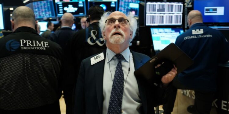 Δασμοί Τραμπ: Σε «ελεύθερη πτώση» η Γουόλ Στριτ – «Έκλεισε» με απώλειες χιλίων μονάδων