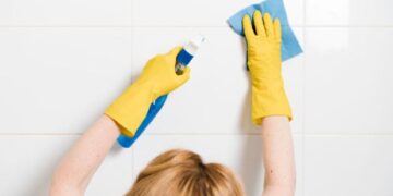 Το απλό κόλπο για να την εξαφανίσετε από τους αρμούς στα πλακάκια του μπάνιου με ένα διάλυμα 3 συστατικών σε μόλις 10 λεπτά