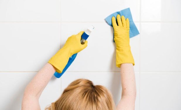Το απλό κόλπο για να την εξαφανίσετε από τους αρμούς στα πλακάκια του μπάνιου με ένα διάλυμα 3 συστατικών σε μόλις 10 λεπτά