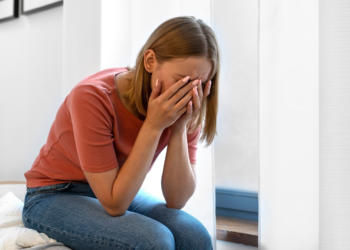 Οι 7 ασυνείδητες συμπεριφορές που αποκαλύπτουν τραύματα από την παιδική ηλικία