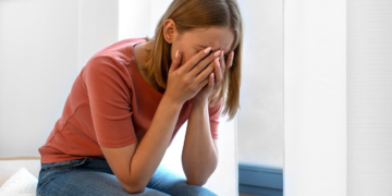 Οι 7 ασυνείδητες συμπεριφορές που αποκαλύπτουν τραύματα από την παιδική ηλικία