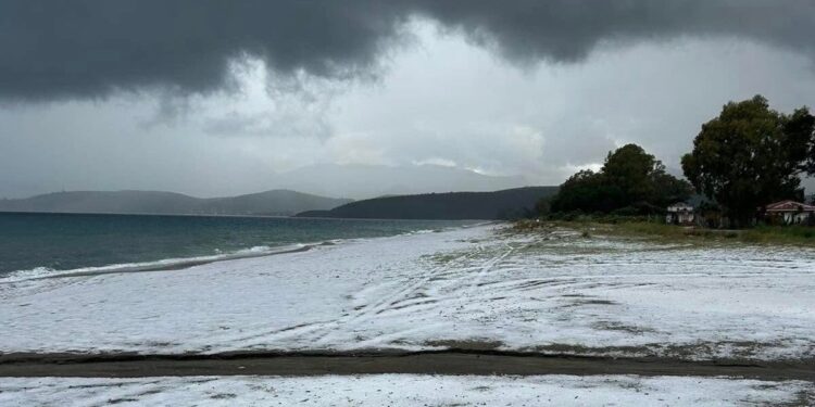 Έντονη χαλαζόπτωση «έντυσε» στα λευκά το Γύθειο