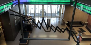 Ποιες μετοχές πηγαίνουν… κόντρα στον «τυφώνα Τραμπ»