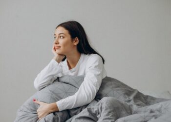 Ύπνος: Η απροσδόκητη τεχνική για να κοιμηθείτε πιο εύκολα, σύμφωνα με ειδικό