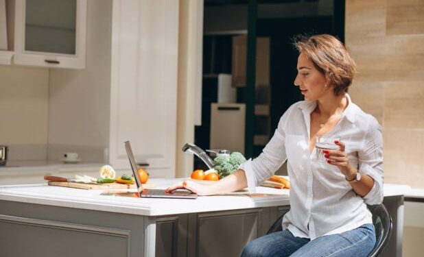 Ειδικός αποκαλύπτει ότι 1 συνήθεια τις Κυριακές μπορεί να «σας βοηθήσει να κοιμάστε καλύτερα όλη την εβδομάδα»