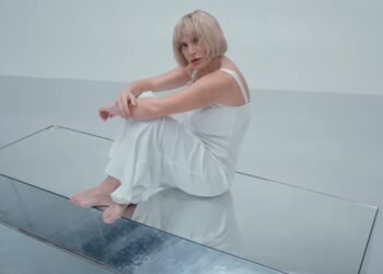 Ντυμένη στα λευκά στο νέο της music video