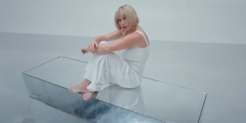 Ντυμένη στα λευκά στο νέο της music video