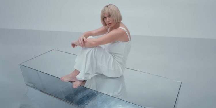 Ντυμένη στα λευκά στο νέο της music video