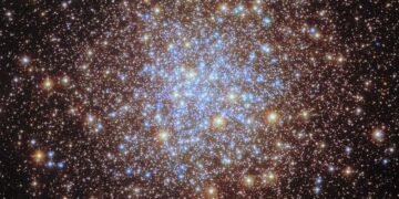 Ένα εκπληκτικό «μελίσσι» άστρων το δώρο του Hubble για τα γενέθλια του (βίντεο)