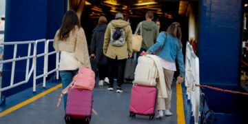 Εκκενώνεται πλοίο ύστερα από τηλεφώνημα για τοποθέτηση βόμβας