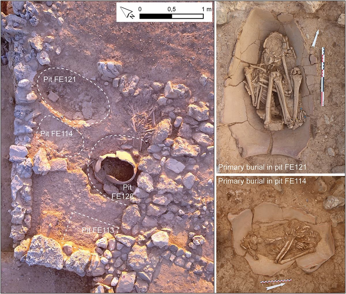 Διαμέρισμα 9.8, με την τοποθεσία των λάκων FE113, FE114, FE121 και FE128 (που περιείχαν θραύσματα από πίθο, χαρακτηρισμένα ως FE127) (αριστερά) και λεπτομέρειες των πρώτων ταφών στους λάκκους FE114 και FE121 (δεξιά). Φωτογραφία: N. Kress, A. Schmitt / Belgian School at Athens