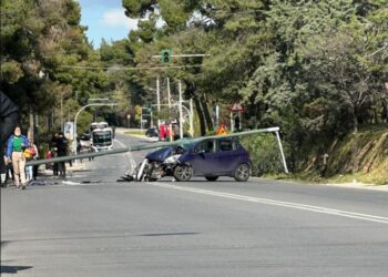 Αναστάτωση στην Εκάλη: Κολώνα έπεσε πάνω σε αυτοκίνητο