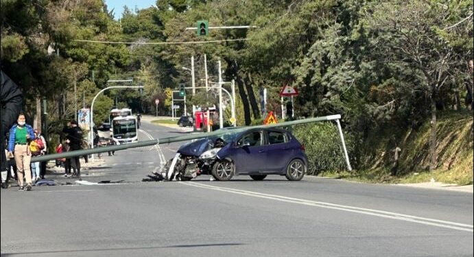 Αναστάτωση στην Εκάλη: Κολώνα έπεσε πάνω σε αυτοκίνητο